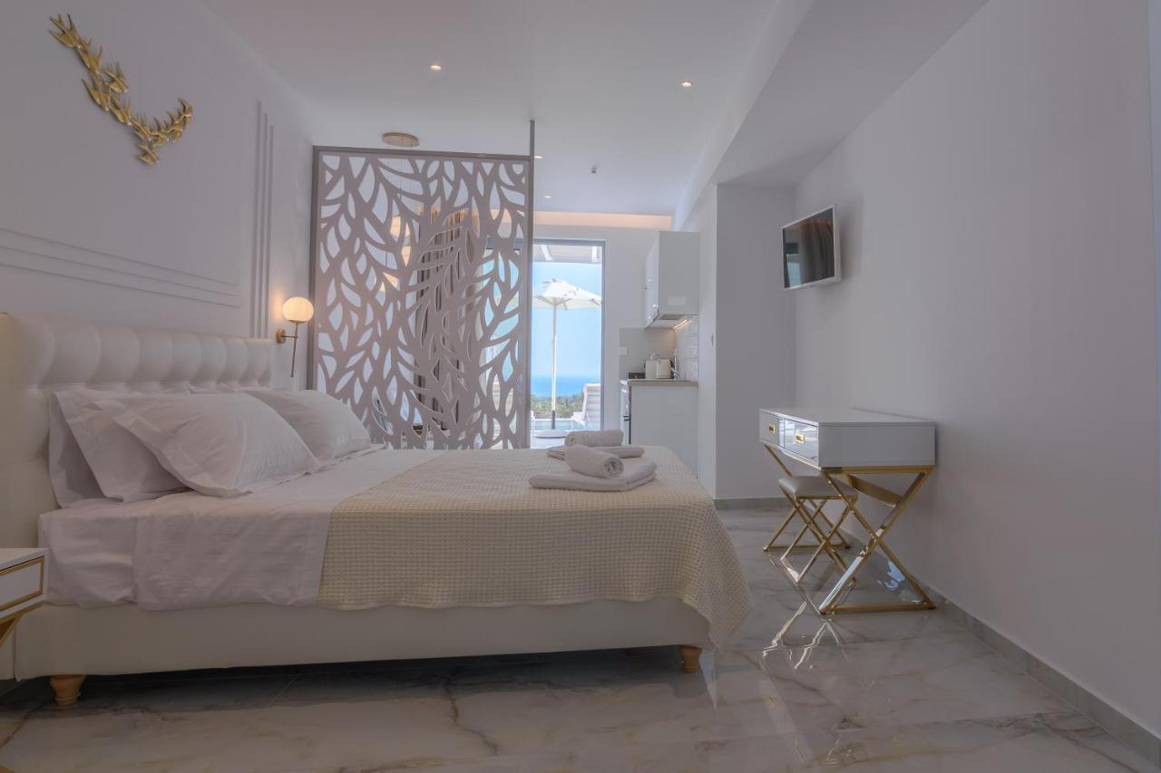 Dionisos Suites Lixouri Eksteriør billede